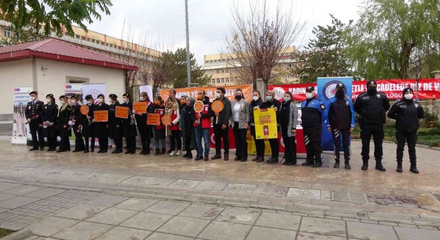 Muşta güvenlik güçleri kadınlara KADESi tanıttı