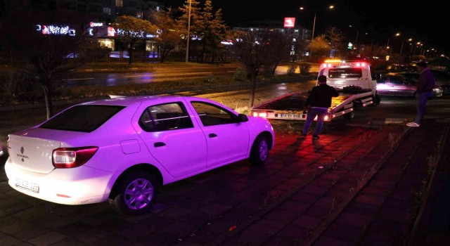 Narkotik ekiplerinin dur ihtarına uymadılar, otomobili bırakıp kaçtılar