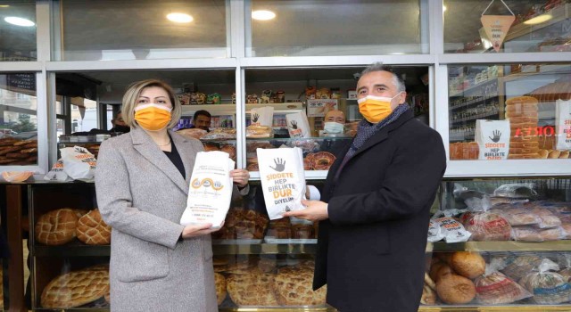 Nevşehirde ekmekler müşterilere kadına şiddet farkındalığıyla sunuldu