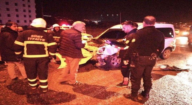 Siirtte vakaya giden ambulansa araç çarptı: 4 yaralı