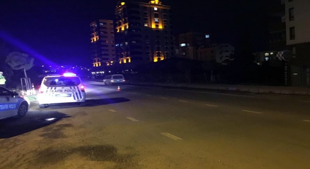 Trabzonda uygulama noktasında durmayan otomobil sürücüsü trafik polisine çarptı