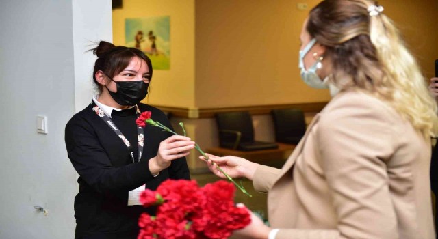 Tuzla Belediyesinden tıbbi sekreterlere çiçek sürprizi