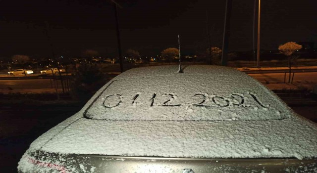 Ankarada yüksek kesimlere mevsimin ilk karı yağdı
