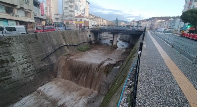 Aydında etkili olan yağışlar Tabakhane Deresindeki suları yükseltti