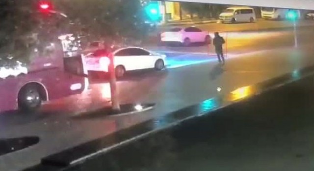 Beyoğlunda trafik ışıklarında silahlı saldırı kamerada