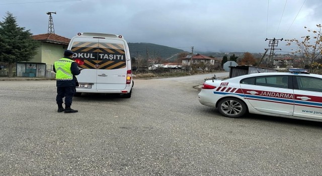 Burdurda jandarma ekipleri servis araçlarını denetledi