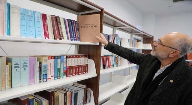 Emekli öğretmen kitaplarını belediye kütüphanesine bağışladı