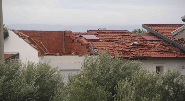 Ünlü tatil merkezi Çeşmeyi hortum vurdu: 20 evin çatısında hasar var