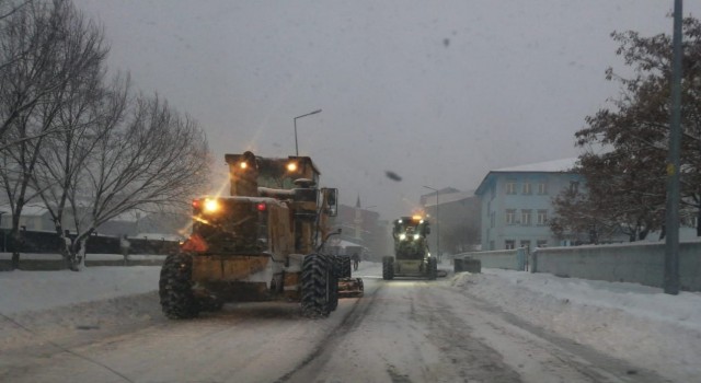 Ağrı Belediyesi kar çalışmalarını aralıksız sürdürüyor
