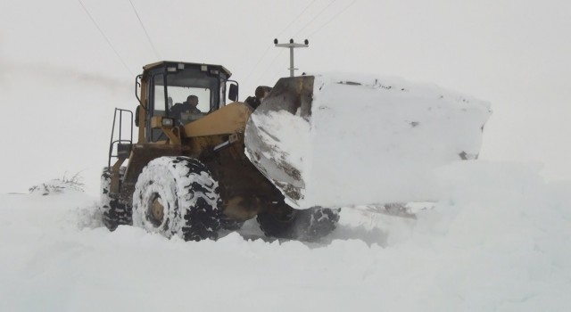 Ahlatta tüm köy yolları ulaşıma kapandı, eğitime 1 gün ara verildi