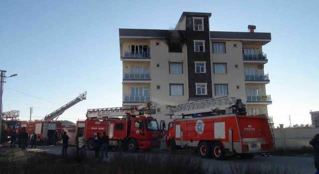 Antalyada 5 katlı binada korkutan yangın
