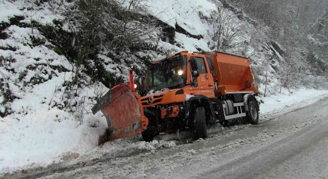 Artvinde kar yağışı nedeniyle Hopa-Borçka karayolunda trafiğe kapandı