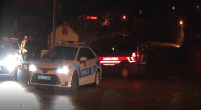 Başkentte polis ekiplerinin aracını çalıp bir polisi levyeyle yaralayan şüpheli aranıyor