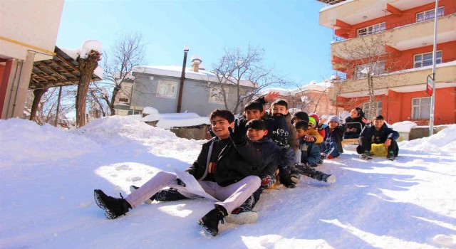 Bingölde 1 metreyi bulan kar çocuklara eğlence, vatandaşa çile oldu