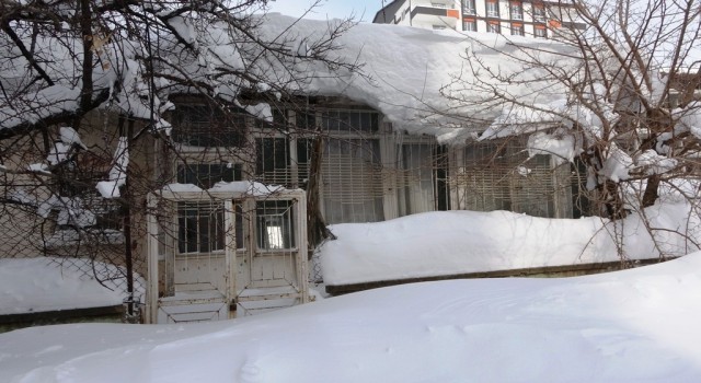 Bitliste tek katlı evler ve yön levhaları kardan kayboldu
