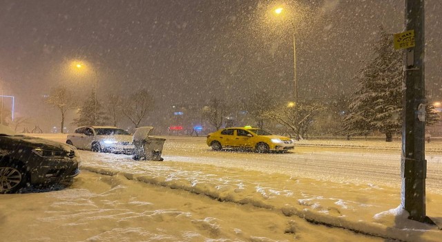 Bursada yoğun kar yağışı nedeniyle araçlar ilerlemekte güçlük çekti