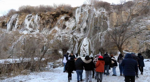 Buz tutan Girlevik Şelalesinde 2 metrelik buz sarkıtları oluştu