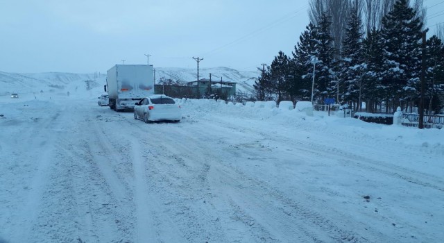 Darende-Kayseri karayolu ulaşıma kapandı