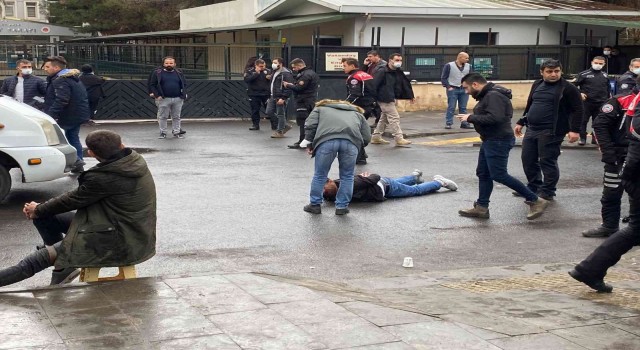 Diyarbakırda, adliye çıkışında iki grup arasından nedeni belirlenemeyen silahlı kavgada 3 kişi yaralandı.