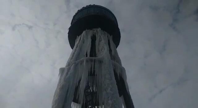 Diyarbakırda havalar eksi 17yi buldu, su kulesi buz sarkıtına döndü