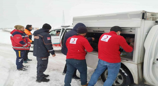 Diyarbakırda karda mahsur kalanlara kumanya yardımı ulaştırıldı