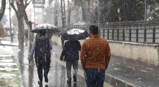 Diyarbakırda yılın ilk kar yağışı başladı