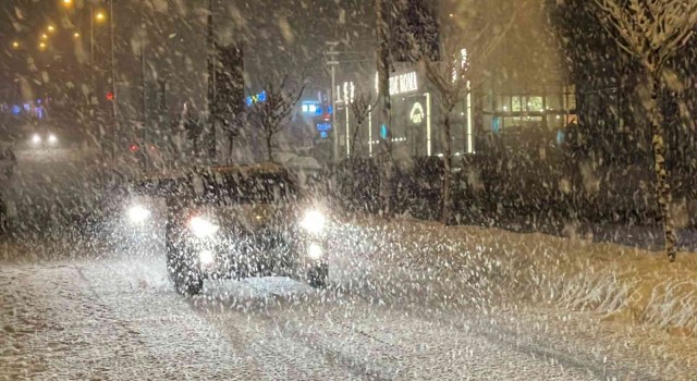 Düzcede yoğun kar yağışında ekiplerin çalışması sürüyor