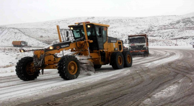 Erzincanda kar ve tipiden 339 köy yolu ulaşıma kapandı