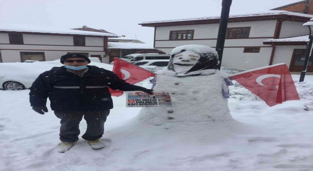 Gazete dağıtıcısının yaptığı kardan adam ilçenin maskotu oldu