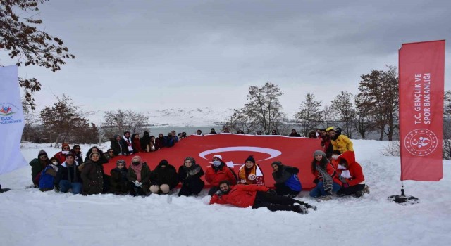 Gençler Hazarbaba Kayak Merkezinde doyasıya eğlendi