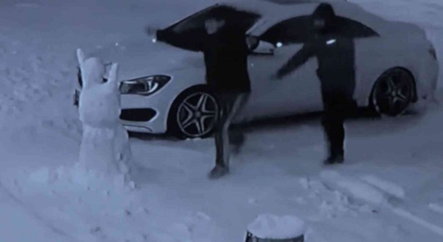 Gençlerin kardan adamla karşılıklı oynayıp halay çektiği anlar kamerada