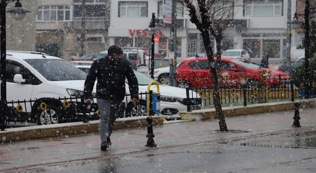 Hayraboluda kar yağışı etkili oluyor