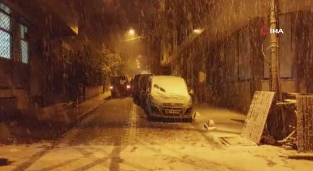 İstanbulda kar yağışı etkili oldu: Çocuklar eğlendi, sürücüler zor anlar yaşadı