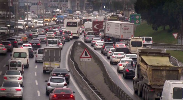 İstanbulda sabah saatlerinde trafik etkili oldu