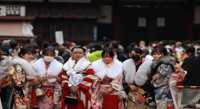 Japonyada gençler Yetişkinler Günü‘nü kimono giyerek kutladı