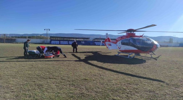 Kalp krizi geçiren yaşlı adamın yardımına ambulans helikopter yetişti