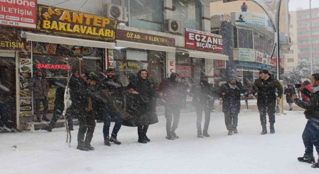 Kar altında halay çektiler