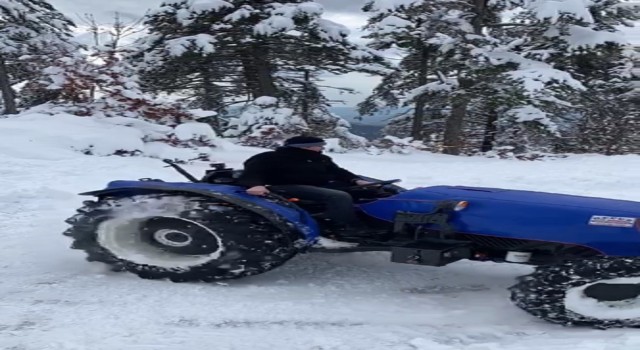 Kar sevincini traktörü ile ‘Drift yaparak yaşadı
