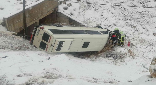 Karda yoldan çıkan yolcu minibüsü şarampole yuvarlandı: 2 yaralı