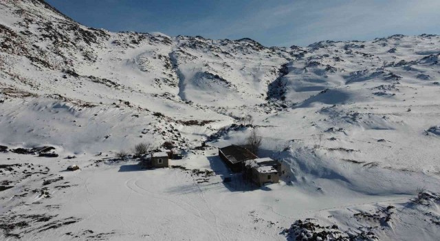 Karla kaplı Ağrı Dağı ve Iğdır dağları havadan görüntülendi