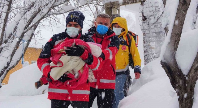 Karla kaplı Bingölde UMKE, yabancı uyruklu çocuk için seferber oldu
