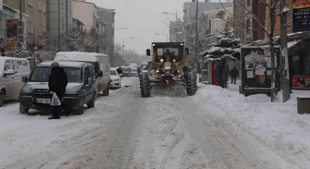 Karsta belediye yolların karını temizliyor