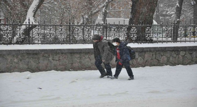 Karsta yoğun kar yağışı, okullar tatil edildi
