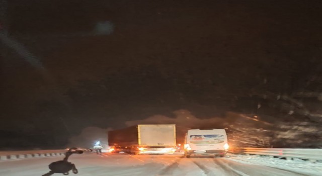 Kastamonuda kar yağışı ve buzlanma ulaşımı aksatıyor