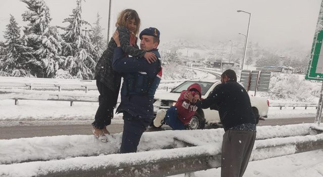 Mahsur kalan vatandaşlar jandarma tarafından kurtarıldı