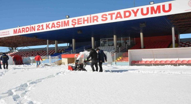 Mardin Stadı Ağrı maçı için kardan temizleniyor
