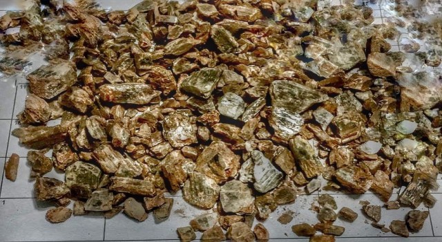 Milasta 835 gram değerli taş olarak kabul edilen diaspor ele geçirildi