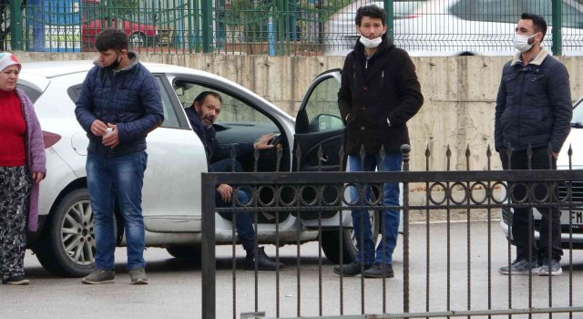 Motosiklet tutkunu genç kazada hayatını kaybetti, acılı baba cenazenin alınmasını araçtan izleyebildi