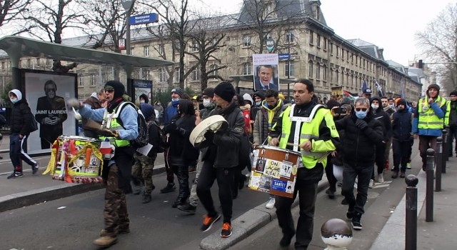 Pariste 24 Ocakta başlayacak olan aşı kartı uygulaması protesto edildi