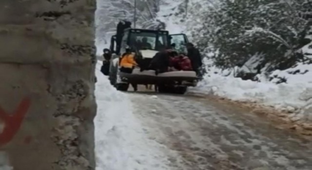 Rizede kardan kapanan yolu açmaya çalışan iş makinesi devrildi: 2 yaralı